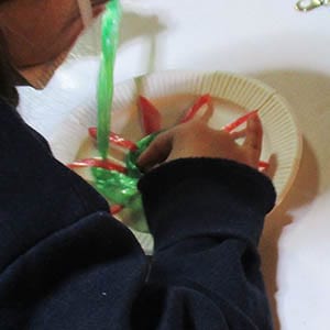 毛糸と紙皿で編んだマンダラ